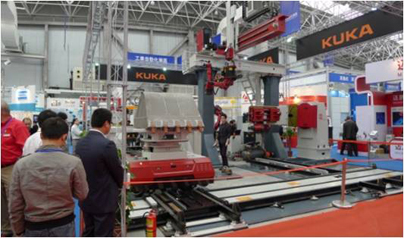  KUKA焊接机器人和华恒RGV小车